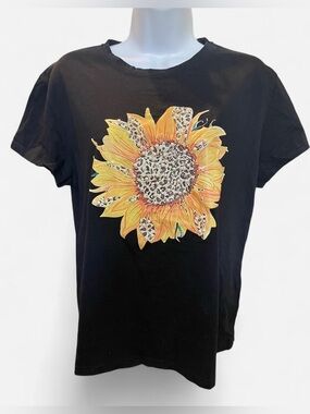 Black Short Sleeve Graphic Tee with Sunflower Leopard Print w Pearls Women’s M